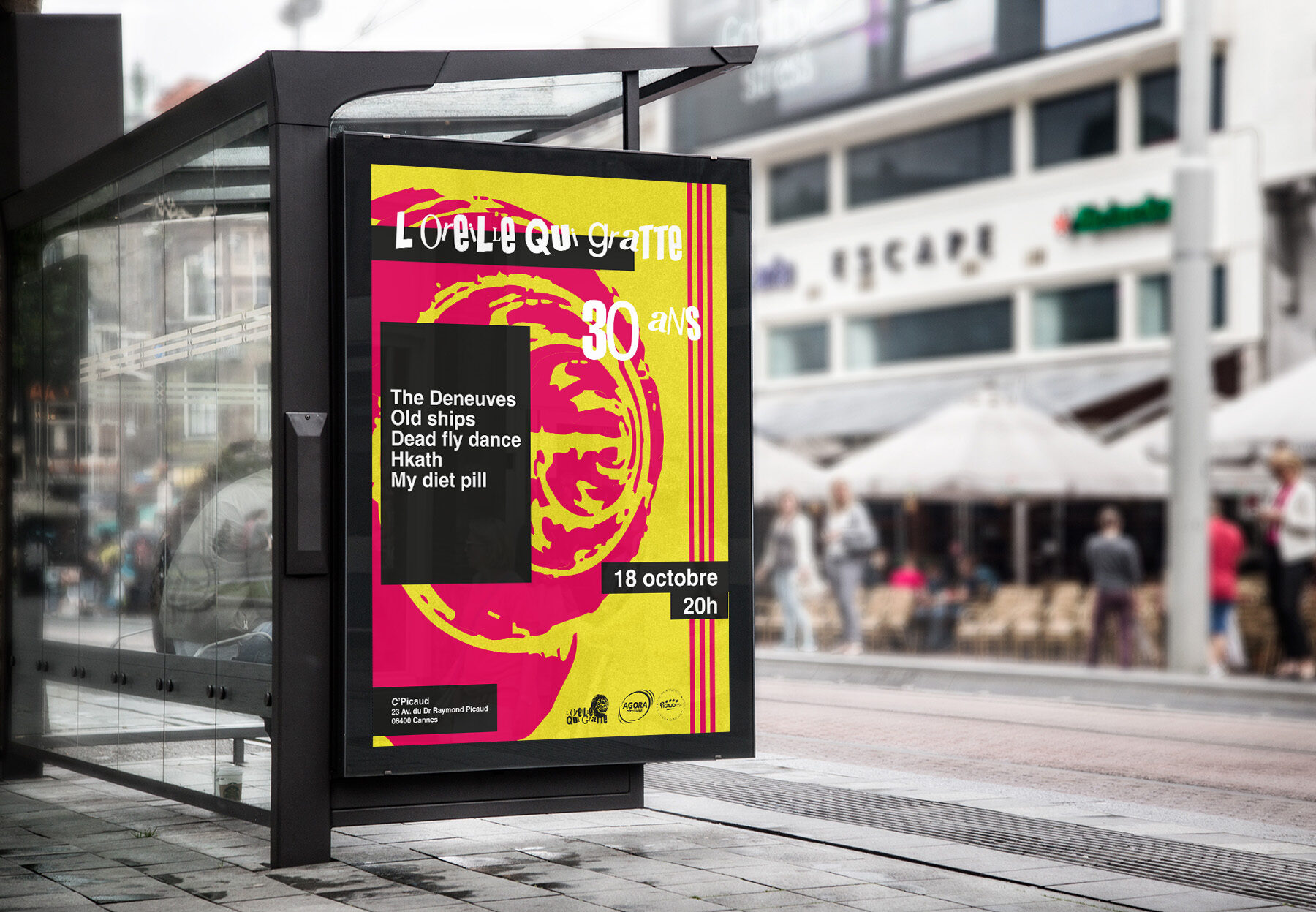 Mockup abribus avec l’affiche A4 L’oreille qui gratte en ville