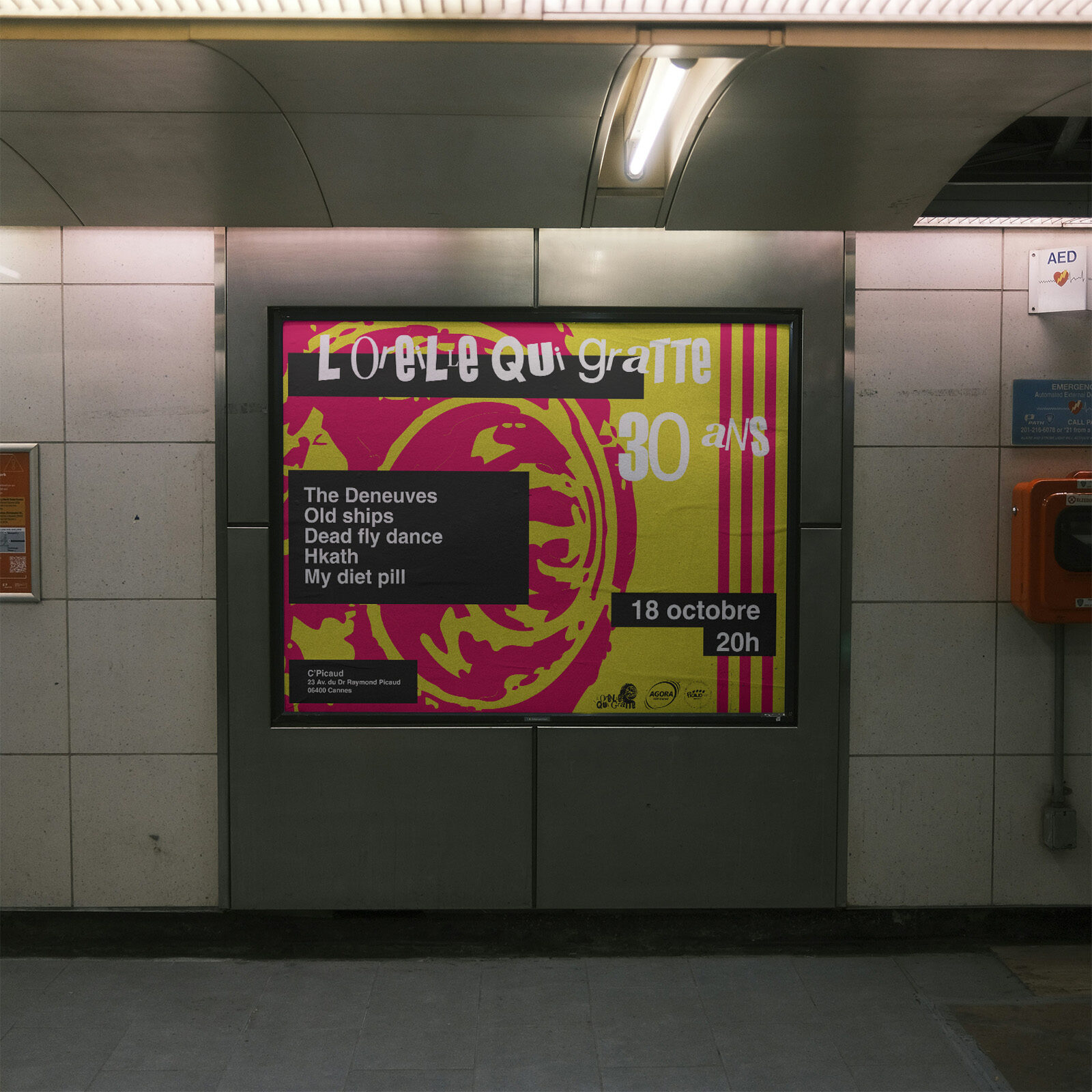 Affiche L’oreille qui gratte en mockup dans une station de métro : radio rock indépendante, 30 ans, programmation The Deneuves, Old ships, Dead fly dance