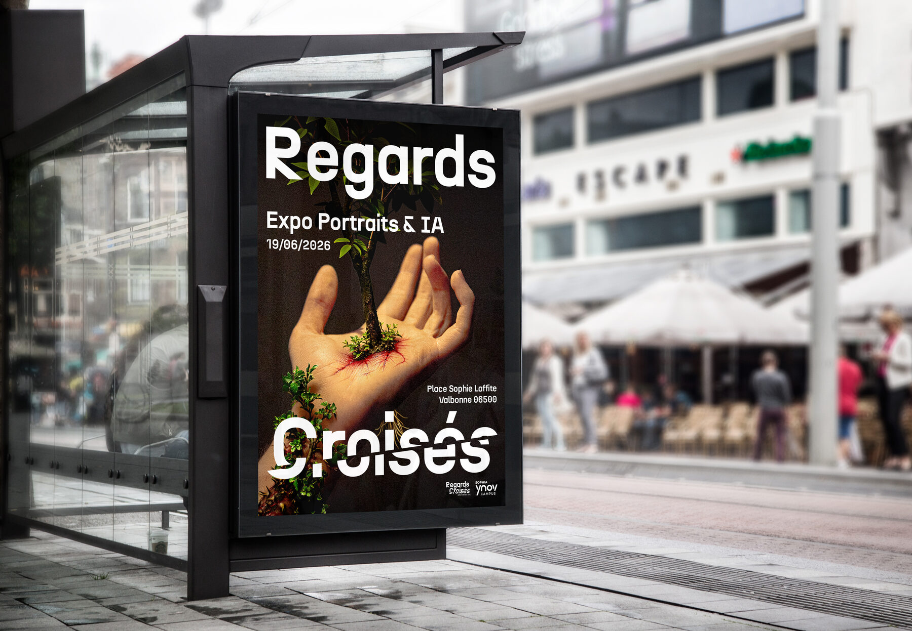 Affiche Regards Croisés en mockup abribus urbain, exposition Portraits et IA, identité visuelle noir et blanc