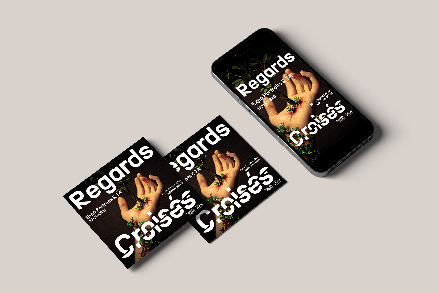 Mockup smartphone et flyers présentant la story Regards Croisés